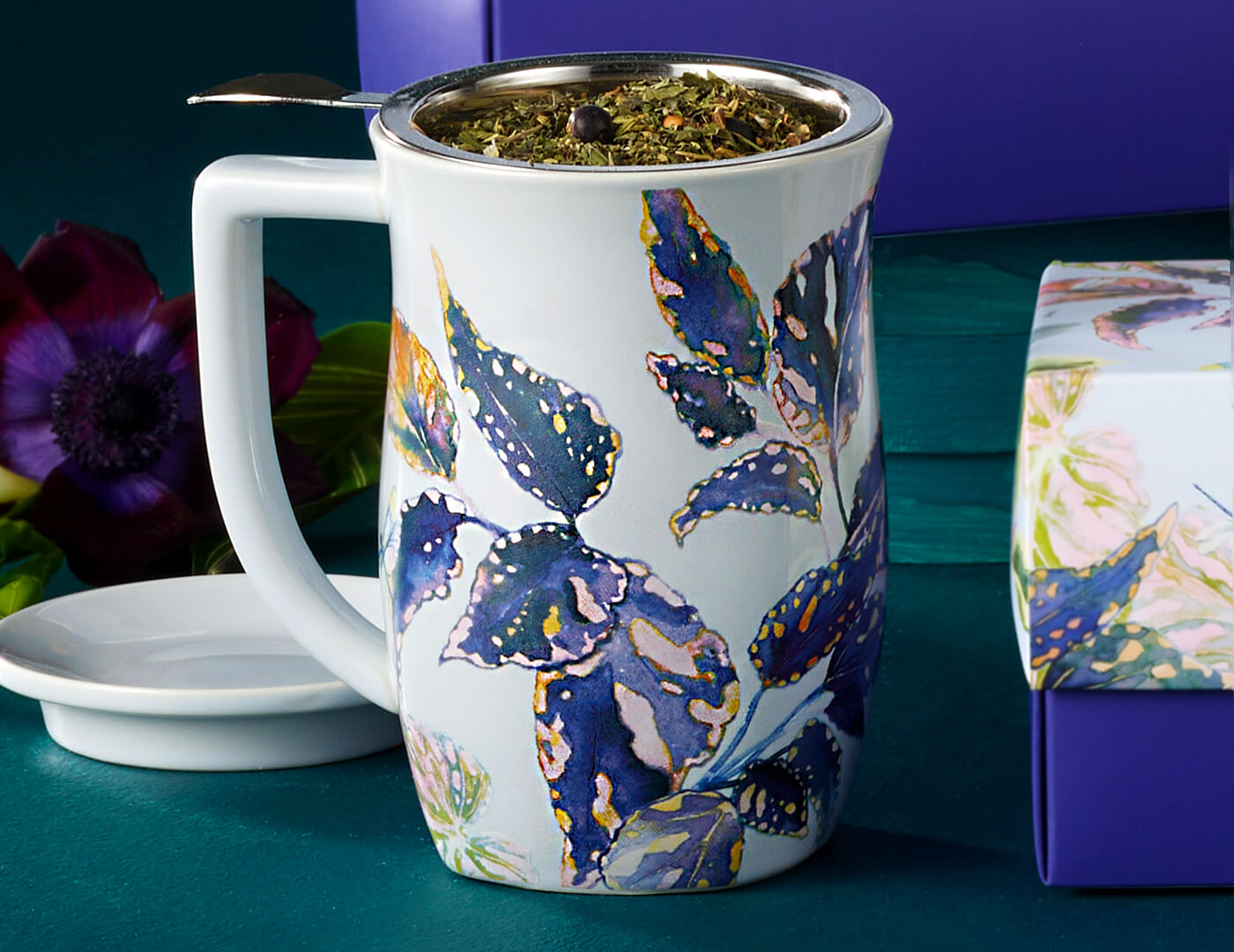 Demoiselle Fiore Steeping Cup, open, with lid off and loose tea inside.
